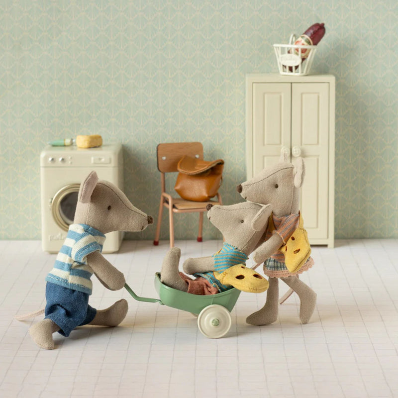 Little Sister Mouse with Bag, Magnet Hands